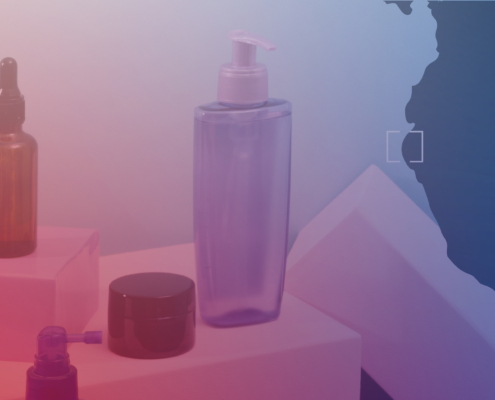 Frascos de cosméticos y envases sobre fondo con mapa de Perú, representando la importación de productos de belleza.
