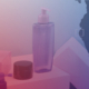 Frascos de cosméticos y envases sobre fondo con mapa de Perú, representando la importación de productos de belleza.
