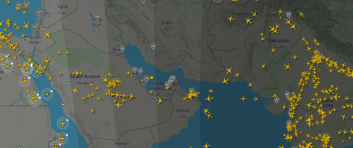 Impacto operativo en el Estrecho de Ormuz y corredores aéreos regionales Mapa digital de seguimiento aéreo mostrando alta densidad de vuelos sobre Arabia Saudí, Emiratos Árabes Unidos y el Golfo de Omán, con rutas desviadas en torno al Estrecho de Ormuz debido a restricciones operativas.