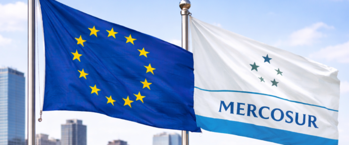 Acuerdo UE Mercosur: impacto comercial entre Europa y América Latina Banderas de la Unión Europea y Mercosur para ilustrar el acuerdo UE Mercosur