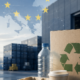 Envases reciclables y cajas de cartón en un centro logístico con un mapa de Europa al fondo
